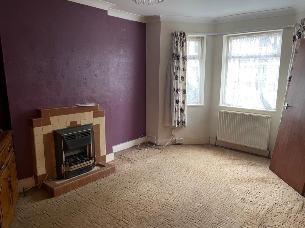 Lot: 83 - THREE STOREY FOUR-BEDROOM HOUSE FOR IMPROVEMENT - 